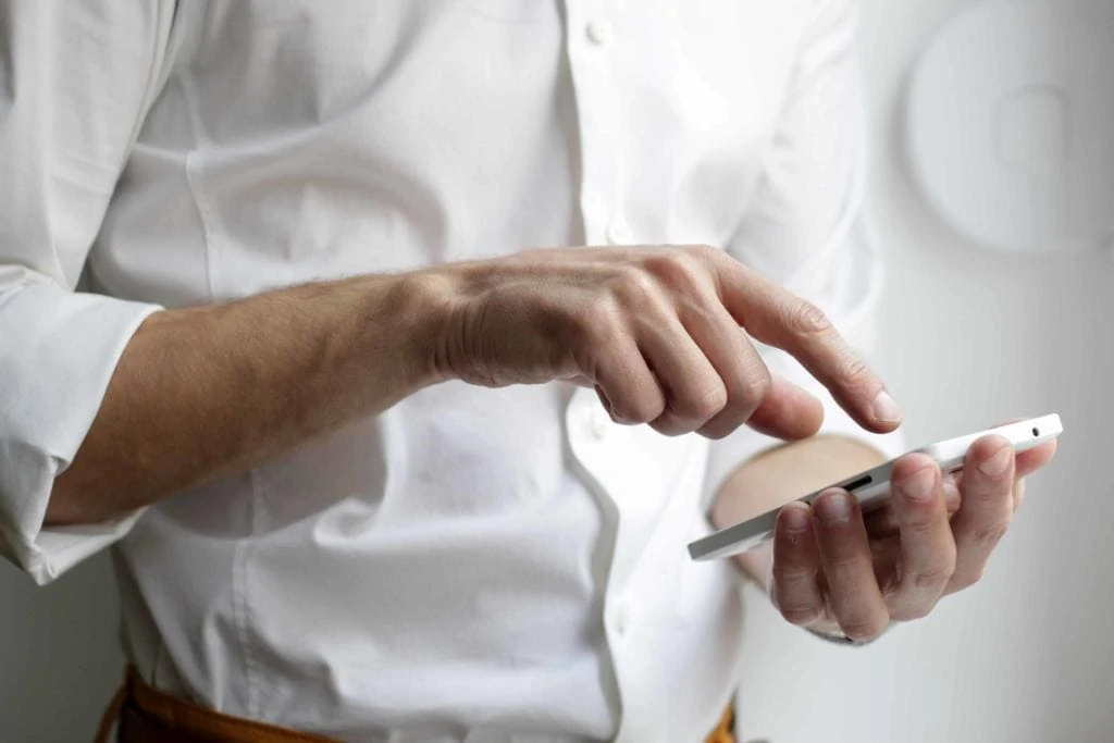 man using expenses app